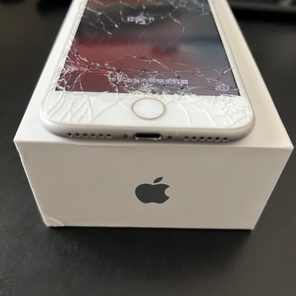 Apple iPhone 7 32GB A1778 Silver with Box UNLOCKED - Picture 7 of 12